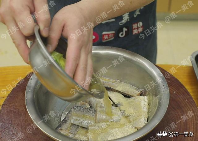 炸带鱼的做法步骤