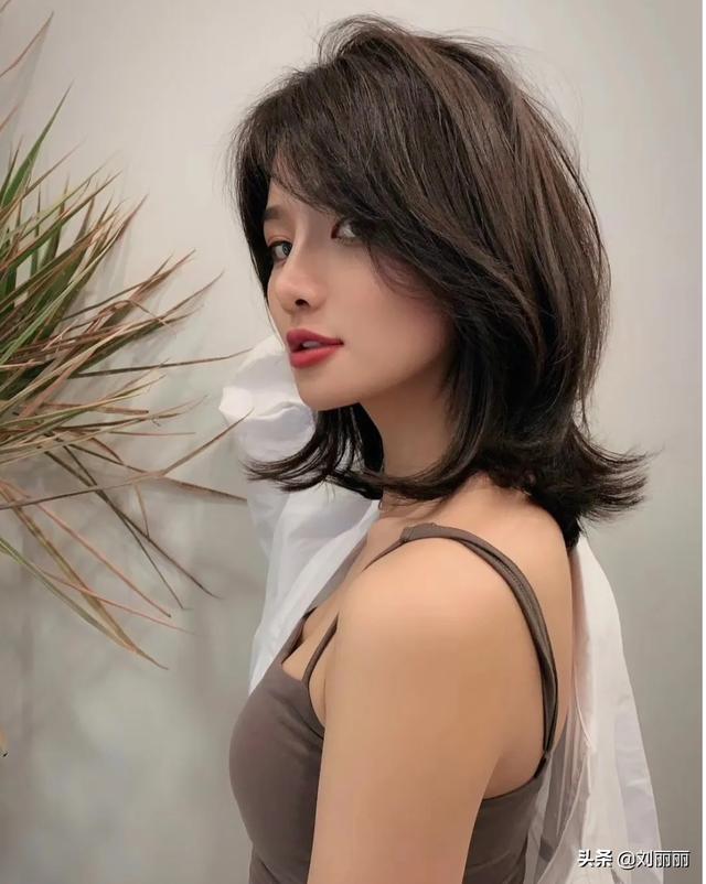 发尾内扣卷发发型图片（发尾内扣卷发型图片）