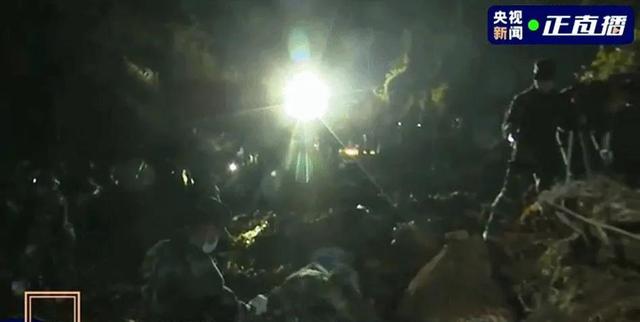 东航空难挖掘现场，每一个镜头都能触动心酸与泪水