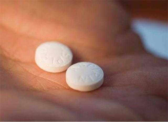丈夫去世待火化，次日穿着寿衣坐在客厅，妻子：谁还敢跟他一起住