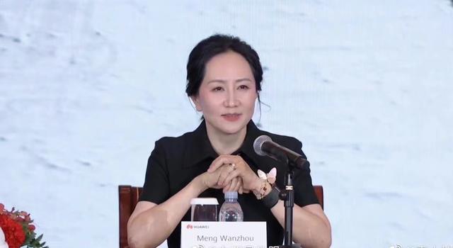 孟晚舟回国首次亮相，一袭Polo裙出席华为发布会，眼眸坚定有毅力