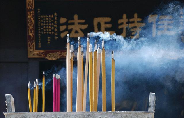 很多寺廟進門就給三支香，應該怎麽點？老和尚道出其中含義