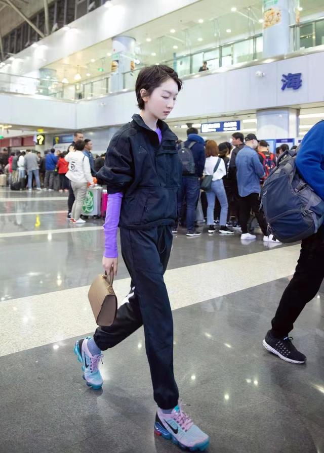 周冬雨时尚感越来越好，袖子里长外短很洋气，紫色内搭够抢眼