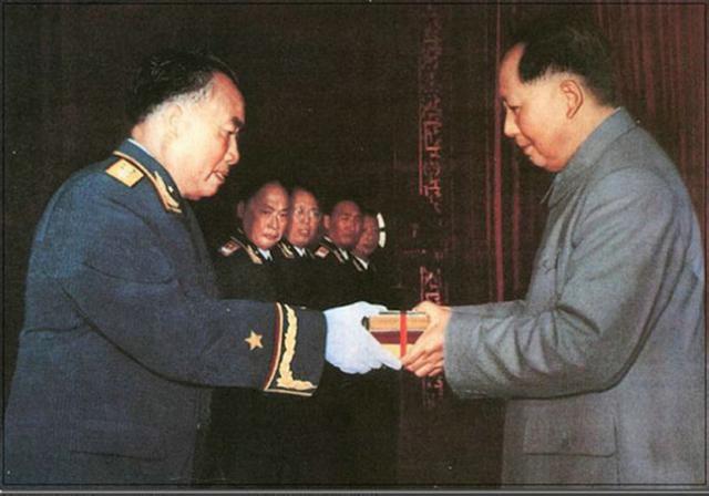朱德名列十大元帅之首，授衔编号却是004，那么001给了哪位元帅？