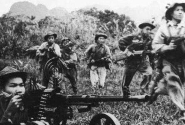 1981年血战法卡山：越军敢死队抬棺参战，解放军用刺刀逼退敌人