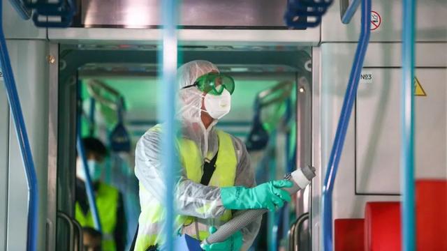 疫情在俄乌前线蔓延：50万人紧急逃亡，每日感染超8万
