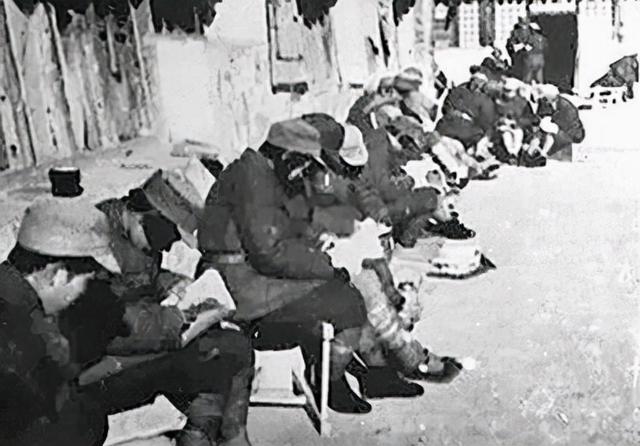 吃饭时一只鸟落在了肩头，将军立刻放下筷子，命令全军撤离