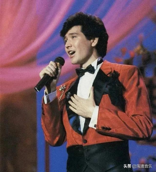 这首歌早在1985年便登上了春晚,由黄锦波演唱.