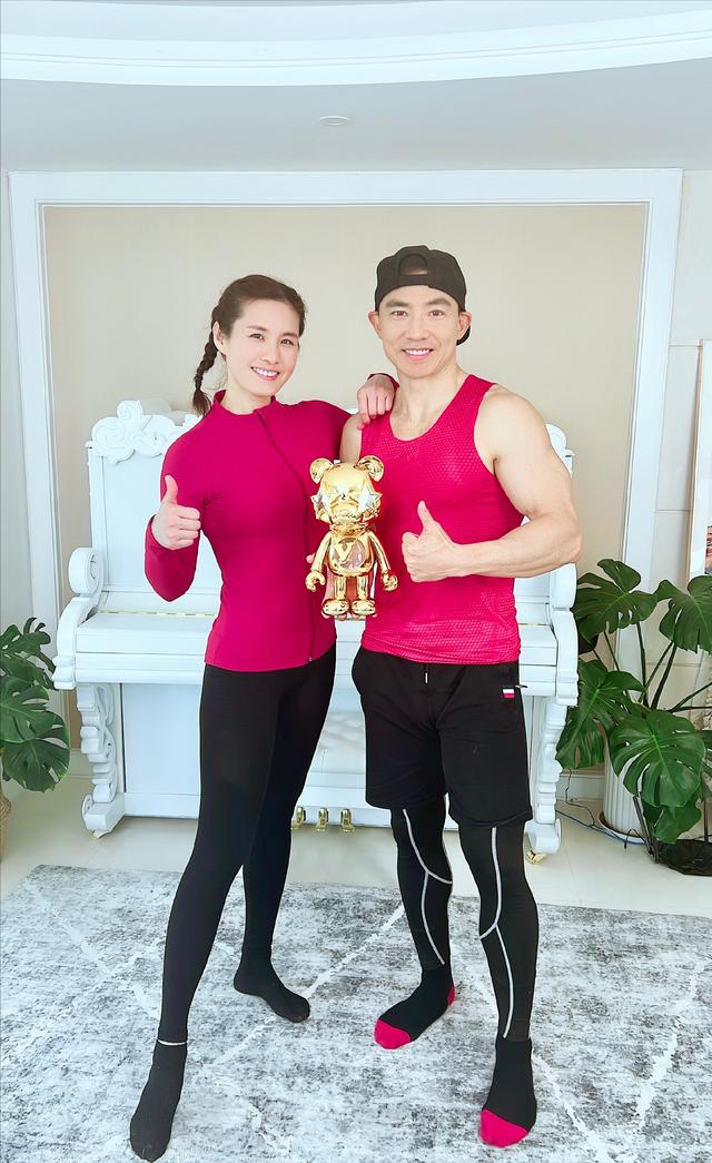 46岁何润东晒妻子出游照，网友直呼肌肉男，这体型不输49岁刘畊宏