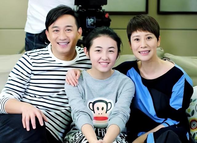 45岁海清戏外美满，嫁高中初恋相爱超20年，14岁儿子是高颜值学霸