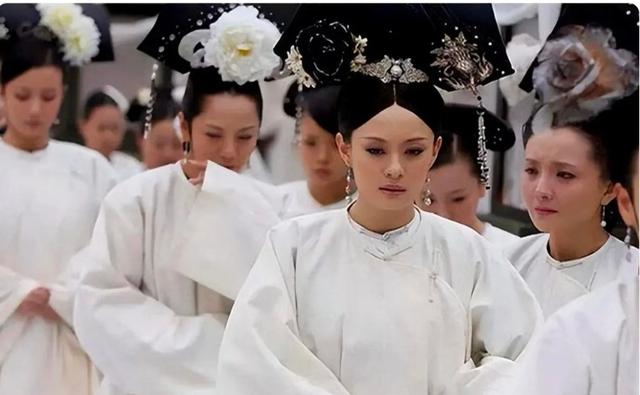 乾隆晚年时嘉庆进献一13岁少女，乾隆笑而纳之，半年后她便守寡了