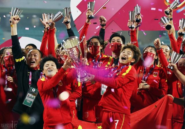 荒唐！中国足球5个年度大奖4个给男足，水庆霞夺冠仅获安慰奖