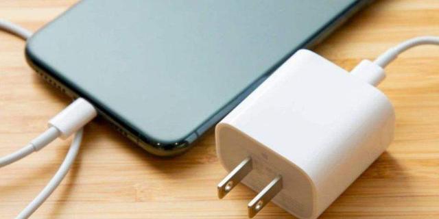 苹果将删除不更新的app/不送充电器节省55万吨