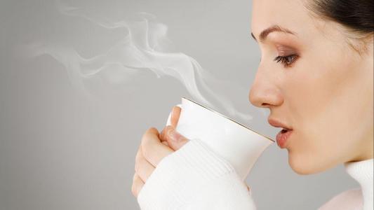 晨起第一杯水，不刷牙能喝吗？看看医生怎么说