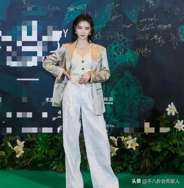开年红毯大比拼！有人又肿又僵，有人妆容怪异，没想到是她赢了