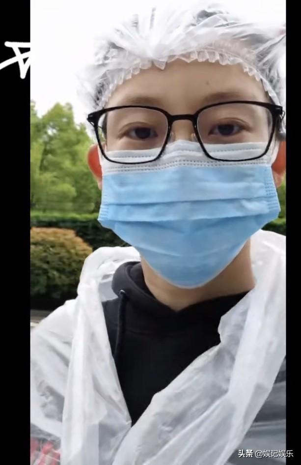 郑恺跟妻女团聚，手拎两大袋食物回家，苗苗心疼地给老公搓手