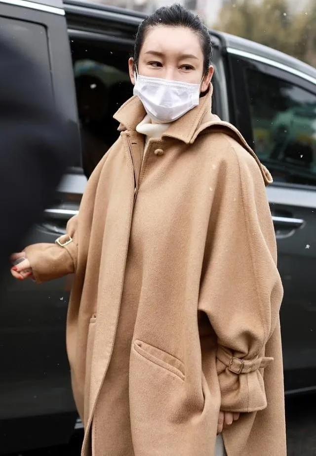 春晚明星私服：秦海璐外套过万，孙怡外衣三百块，却背四万的包