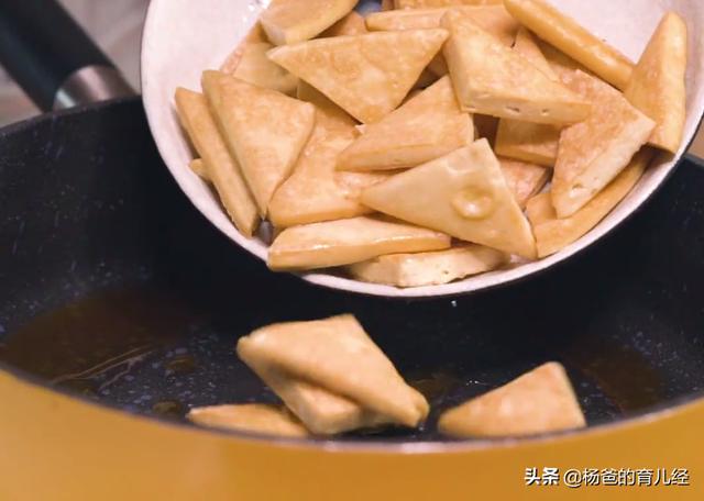 简单三步就能完成的蜜汁豆干，家中孩子特爱吃，甜香味美，真解馋