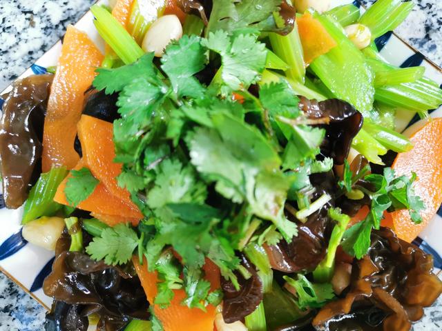 冬天干燥寒冷，少吃白菜萝卜，多吃这5种碱性食物，营养又滋补