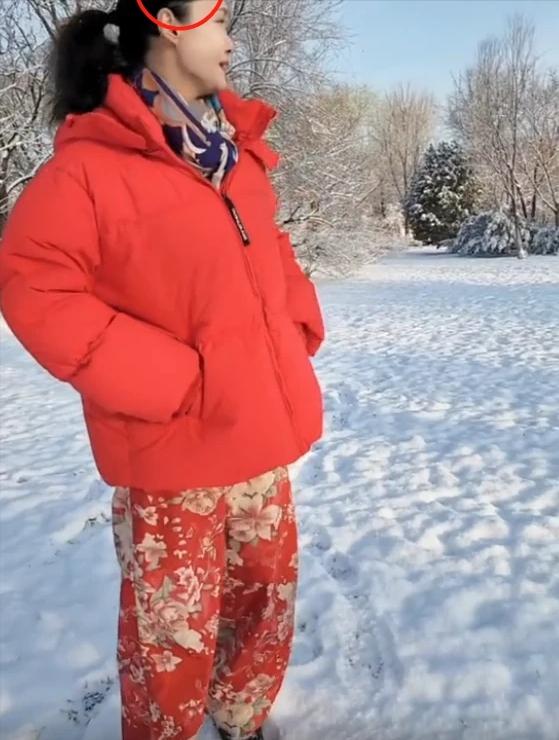 57岁于文华雪里又唱又跳，歌声甜美似少女，红棉袄花裤子超可爱