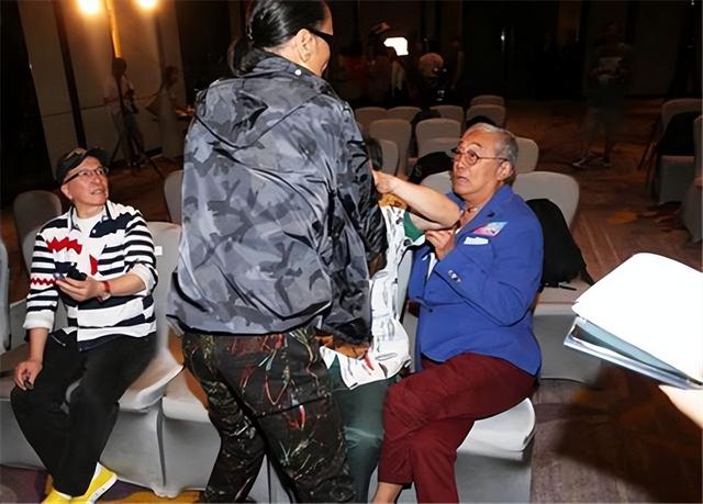 曾江去世遗体已从酒店转移，他曾在综艺上被谢贤当众“掌掴”