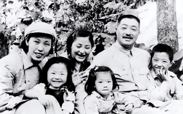 朱德元帅军衔编号是004，60年后揭开001身份，再次认识毛主席格局