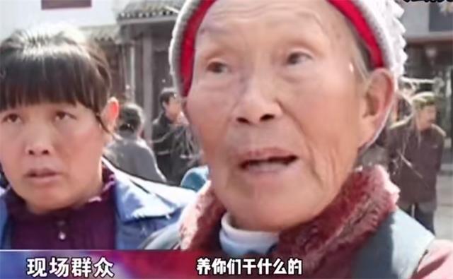 2014年，85岁母亲被儿子拒之门外，哀鸣一夜后惨死，遗体无人收