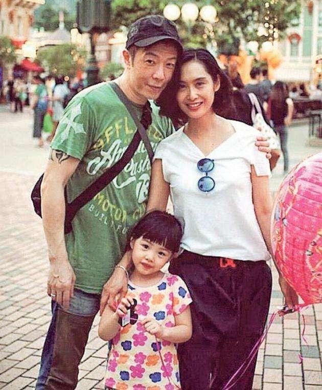 50岁朱茵高调秀恩爱！与黄贯中相爱24年，离开周星驰她过得更好了