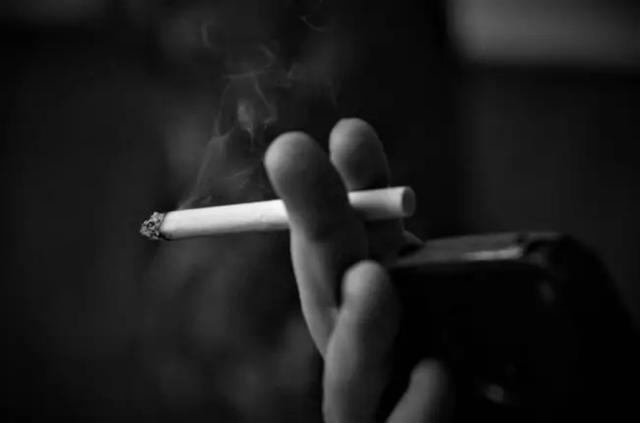 11年云南男子头疼呕吐，身上散发臭味，检查发现脑中插着一把匕首