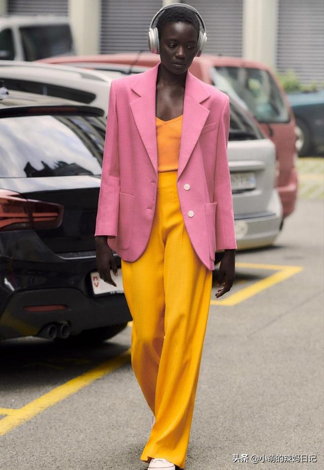 看了明星的机场穿搭，才明白“配色”比款式更重要！看刘雯就知道