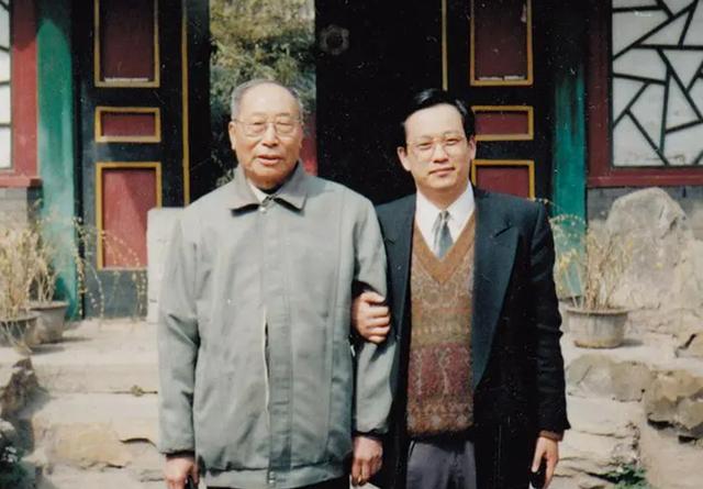 奶奶是慈禧，哥哥是溥仪，大伯是光绪，他甘当教书匠，活到2015年