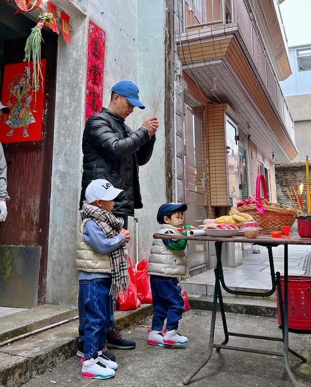 胡杏儿一家回农村过年，不嫌弃简陋环境，老公包揽农活长子挑扁担