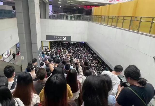 深圳报复性复工：地铁挤成演唱会现场，扛主机的打工人重现江湖