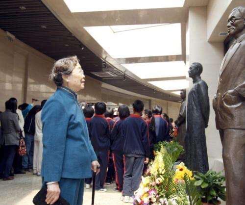 林洙嫁梁思成后：委曲求全整10年，他死后，她218万卖林徽因嫁妆