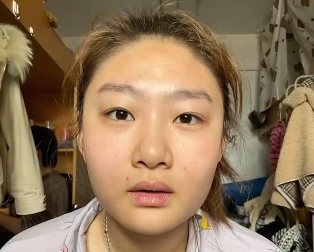 辽宁：疫情封校女生给舍友化妆改造，对比照一出网友直呼换头术？