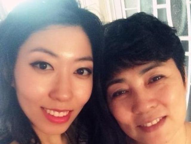 妈妈牢底坐穿！曲婉婷连续8年“云尽孝”，在国外用赃款逍遥自在