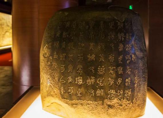 蒋介石逃往小岛，因飞机超重无奈扔下10块石头，如今是镇国之宝