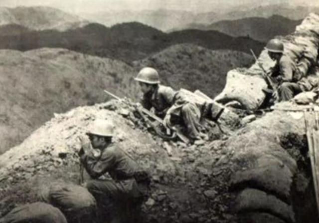 1981年血战法卡山：越军敢死队抬棺参战，解放军用刺刀逼退敌人