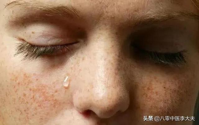 脸上有黑点，胸口针扎一样疼，眼圈发黑，嘴唇发黑，是瘀血造成的