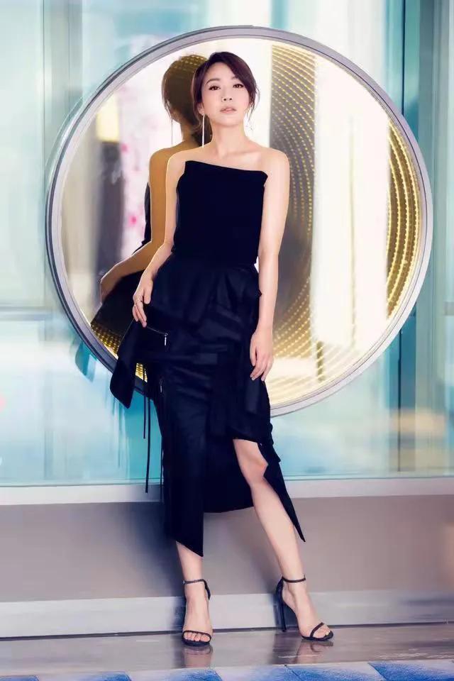 闫妮携女儿同框拍杂志秀美腿