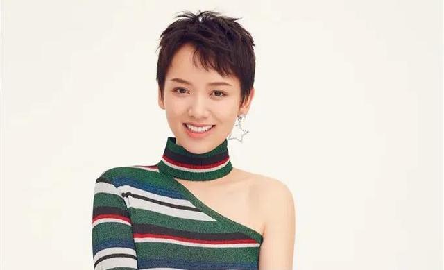 当然,在娱乐圈中,李晓峰是一位女演员,还是一位女主持人.
