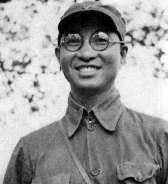 1956年陈赓带一少年来到中南海，碰见周恩来，陈赓：你看他像谁？