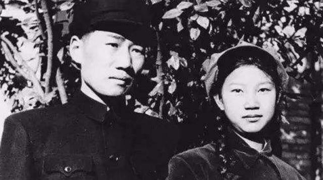 2008年，邵华逝世，毛新宇透露母亲遗愿：想和父亲陪伴在奶奶身边