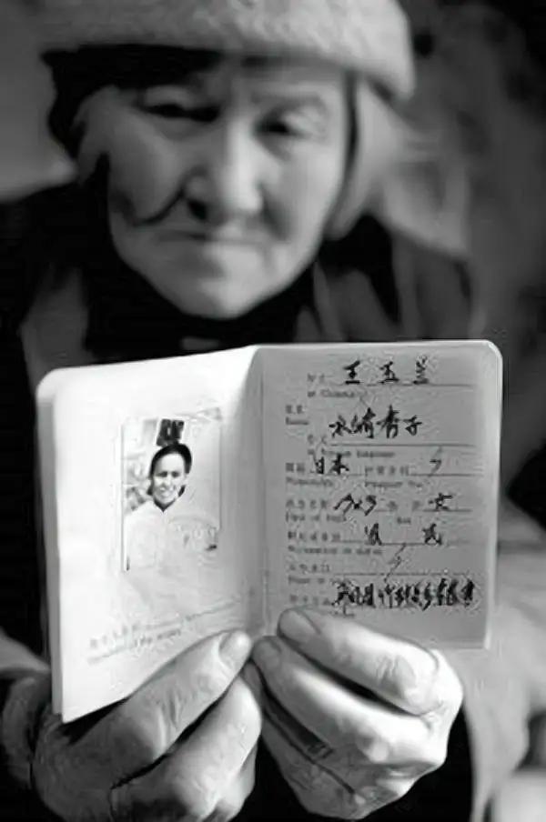 陕西89岁老人不肯上户口，临终前拿出一张身世照片，道出心酸往事