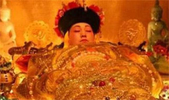 1983年12月，慈禧内棺清理小组成立，专家在棺材里发现了什么？