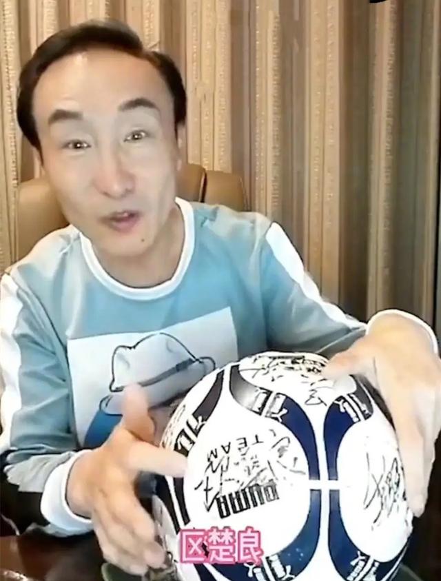 国军将领被俘后故作潇洒遭暴揍，孙子是国足名将，曾送巩汉林手套