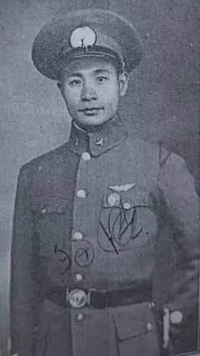1950年，国军飞行学员李纯，毅然驾机起义，胜利返回大陆