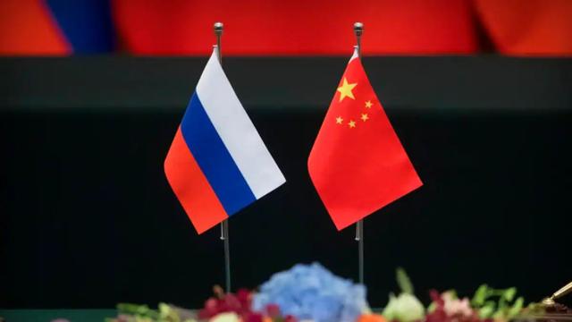 明暗两条线，美国的棋局已开始，俄罗斯会彻底倒向我们吗？