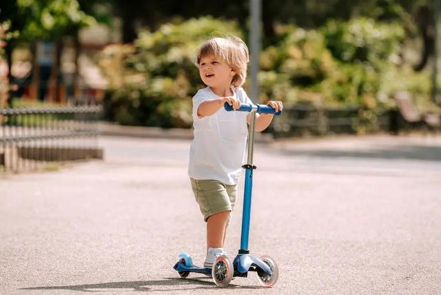小孩打架打伤了怎么办(幼儿园内小孩打架打伤责任谁负)