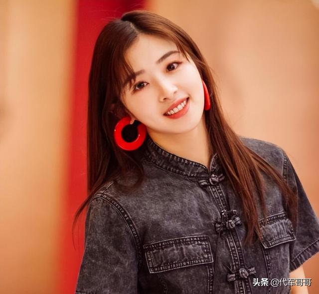她15岁凭一首歌成名，事业受挫后抑郁爆肥，如今33岁美成这样？